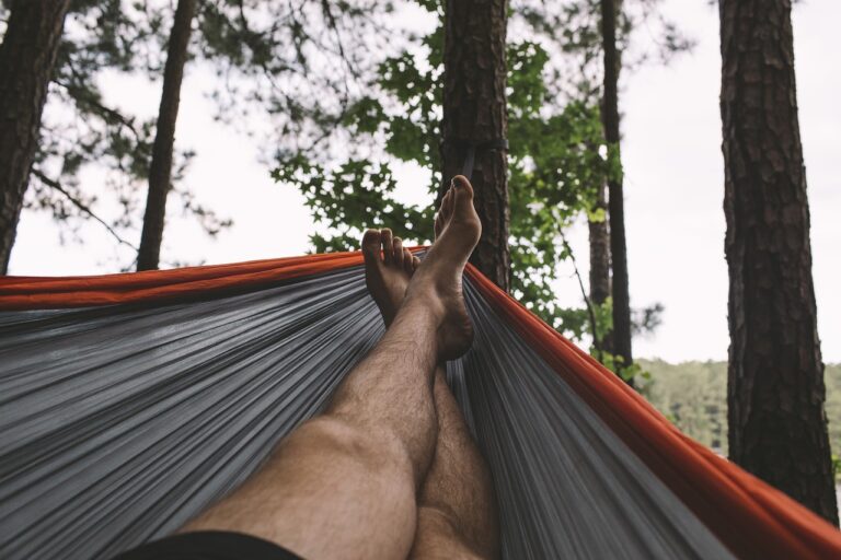 Téměř polovina všech mužů si stříhá nebo holí chloupky na nohou – proč?