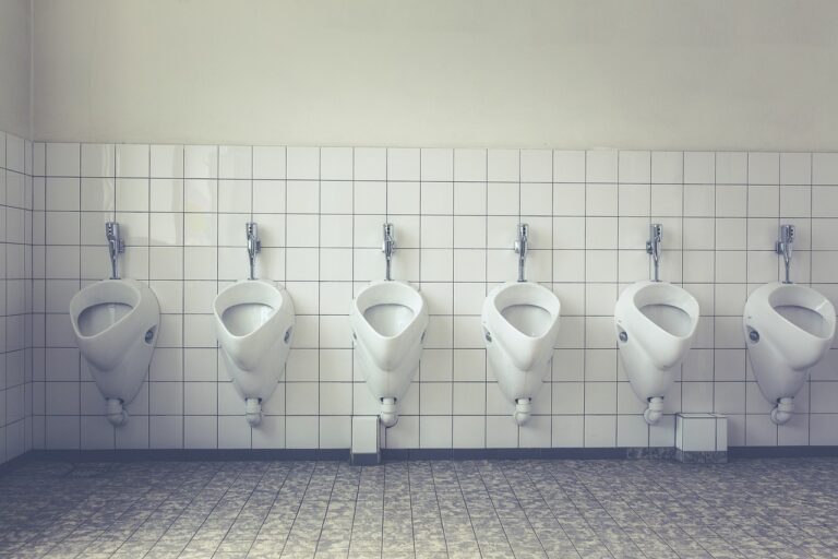 Proč byste neměli ignorovat noční výlety na toaletu